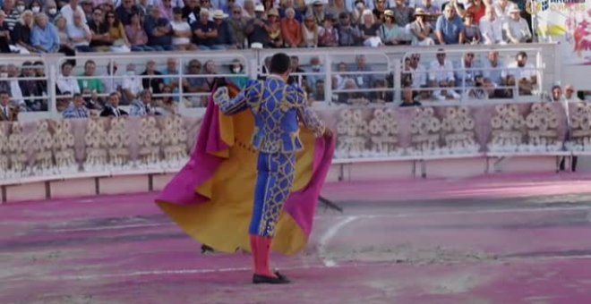 Talavante y Roca Rey salen a hombros de la plaza de toros de Arles