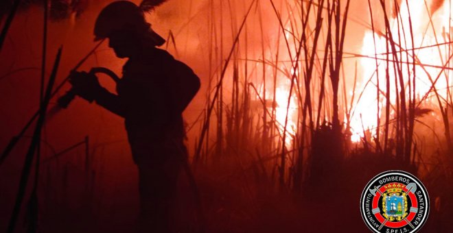 Sofocado un incendio de vegetación esta madrugada en Santander