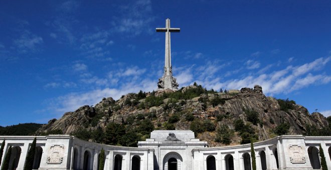 "La niña pequeña aprendiendo antes el saludo fascista que a escribir": indignación con esta imagen tomada en el Valle de los Caídos