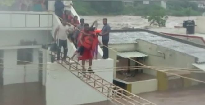 Más de 300 personas han sido rescatadas por las fuertes lluvias que azotan el oeste de la India