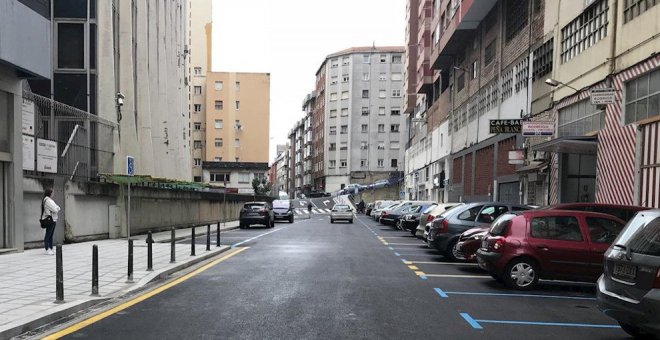 Herido el conductor de una moto al caer al suelo y colisionar con un coche estacionado