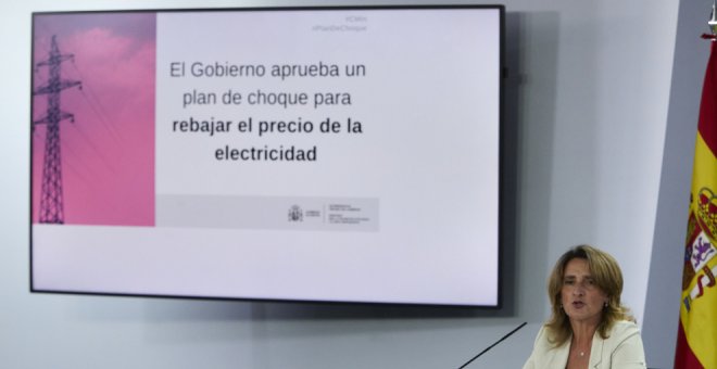 El Gobierno promete una rebaja de la luz del 30% mensual hasta final de año