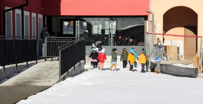 Només el 14% dels alumnes de secundària i el 35% dels de primària de les zones urbanes parlen català al pati