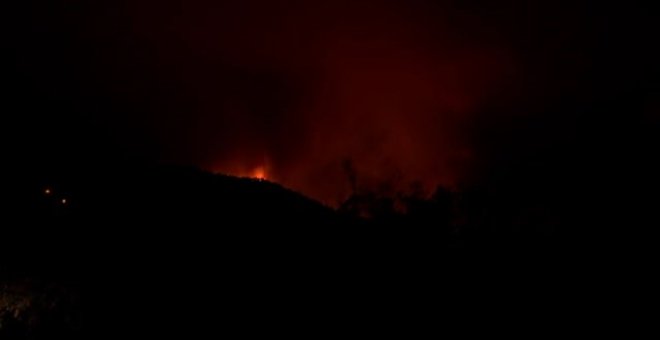 El volcán Cumbre Vieja continúa expulsando lava desde ayer por la tarde