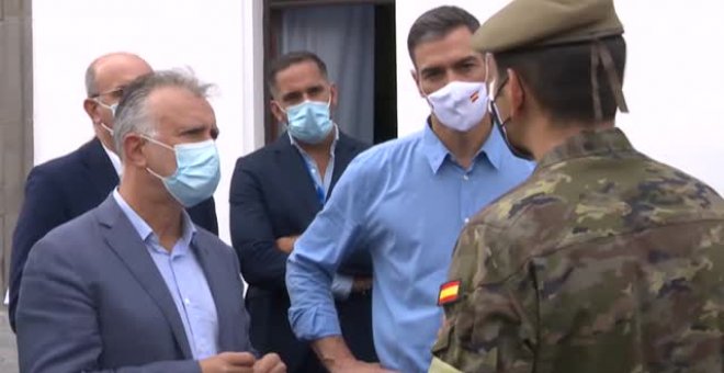 Sánchez visita a los afectados por la emergencia volcánica del acuartelamiento de El Fuerte