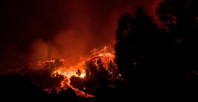 ¿Qué sucede cuando la lava volcánica llega al mar?