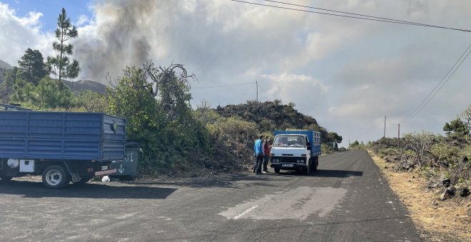 Los vecinos de La Palma arriman el hombro para salvar animales y enseres mientras aumenta la incertidumbre en la isla