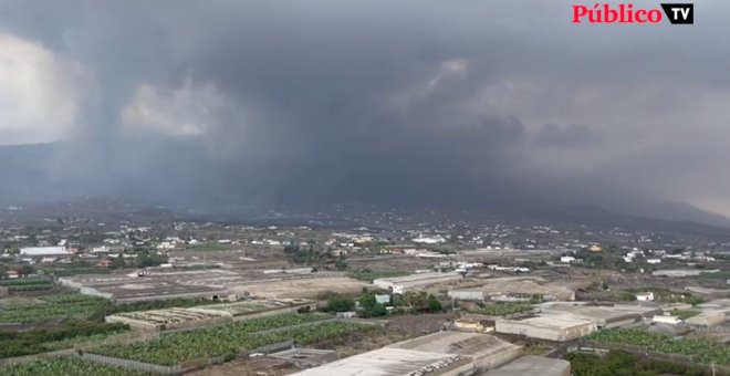 El este de La Palma, cubierto por una nube de cenizas