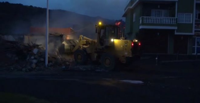 Los bomberos no pueden reconducir la colada de lava antes de que alcance Todoque