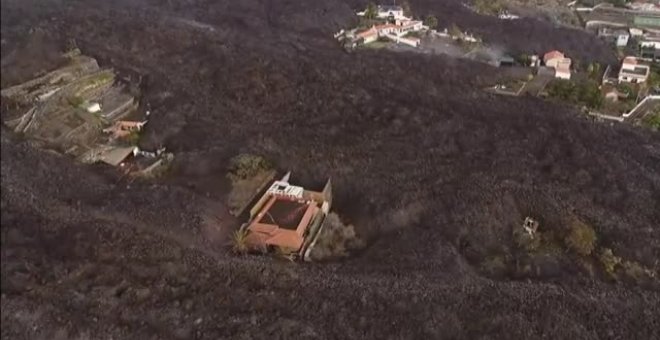 Algunas casas aisladas que están en el recorrido de las coladas se salvan incomprensiblemente