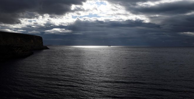 Aparece un cadáver flotando en el mar frente a las costas de Almería, el noveno desde el domingo