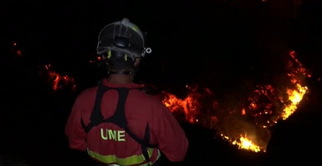 La lava del volcán sigue su camino hacia la costa, pero parece que no llegará al mar