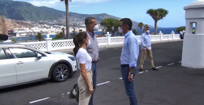 Sánchez regresa a La Palma y acompaña a los reyes en su visita