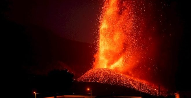 La colada de lava avanza muy lentamente pero ensancha su frente, que ya supera los 500 metros