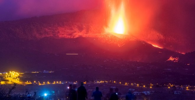 La colada de lava sigue avanzando muy lentamente pero ensancha su frente, que ya supera los 500 metros