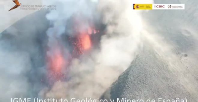 Varias bocas siguen erupcionando en la cima del volcán