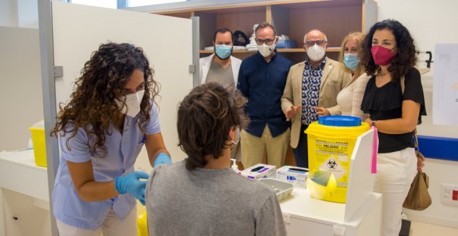 Sanidad cree que la vacunación va "fenomenal" y programa puntos de autocita y sin cita