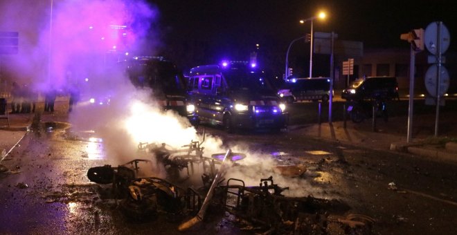 El macrobotellot es trasllada al Bogatell, on també acaba amb incidents