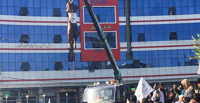 Impactante imagen de la Justicia talibán: cuelgan a cuatro personas acusadas de secuestro en la ciudad de Herat