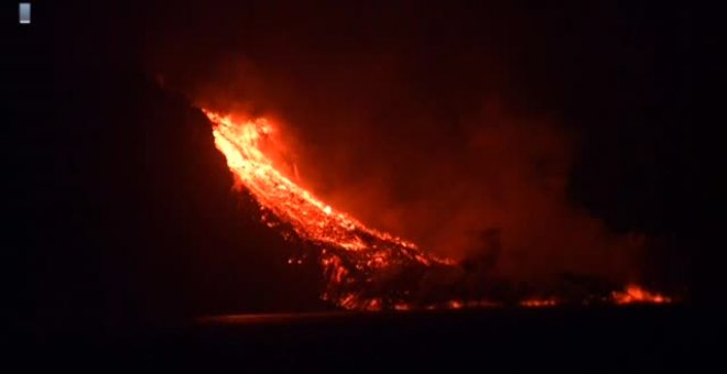 La lava del Cumbre Vieja llega al mar por la playa de los Guirres.