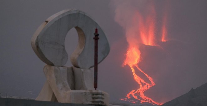 La lava del volcán de La Palma llega al mar en una zona de acantilados en la costa de Tazacorte