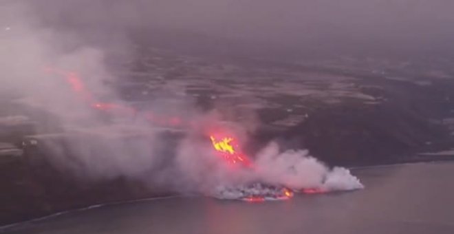 La lava llega al océano y forma ya un delta que sigue expandiéndose