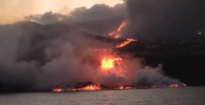 La llegada de la lava al mar genera una nube de gases y vapor