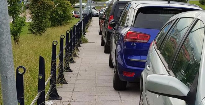 Denuncian el "colapso" de coches en el centro de salud Cazoña