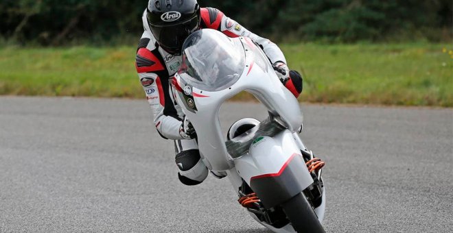 La motocicleta eléctrica "del agujero" realiza las primeras pruebas reales en pista