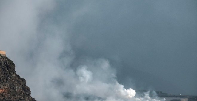 La lava forma en el mar un delta de unos 500 metros de ancho mientras el viento retiene la nube tóxica generada