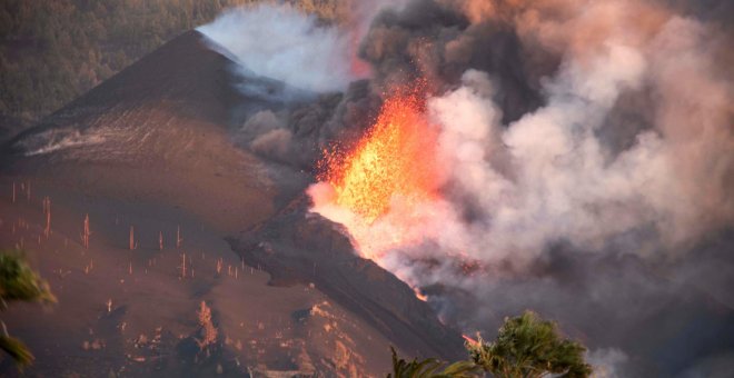 La lava sigue ganando terreno al mar