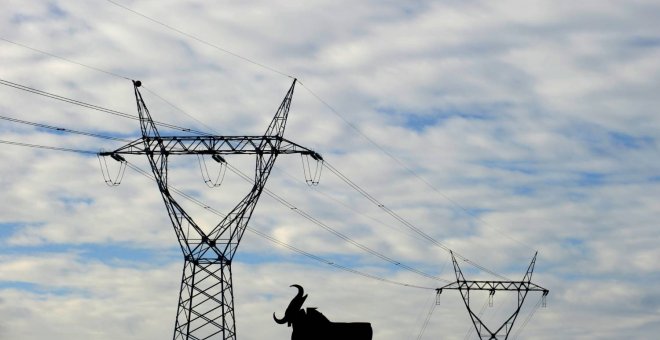 Los hogares vulnerables españoles son los más castigados de Europa por la subida de la luz: pagan un 55% más que hace seis meses