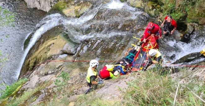 Rescatado un niño de 12 años mientras hacía barranquismo en Peñarrubia