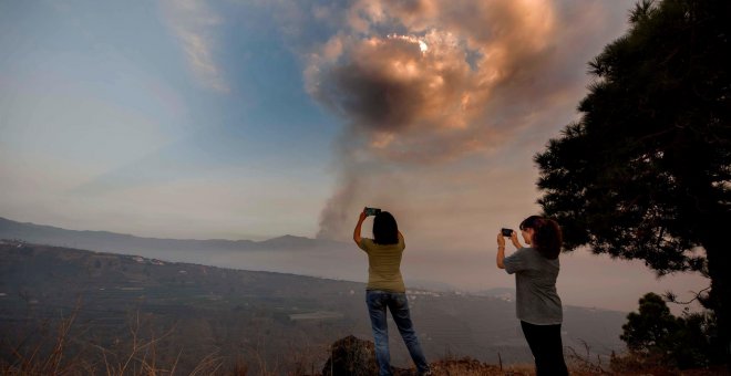 Una nueva boca surge en el volcán de La Palma y la colada de las erupciones de este viernes contacta con la original