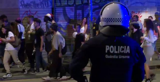 El despliegue policial evita incidentes en otra noche de botellones multitudinarios en Barcelona