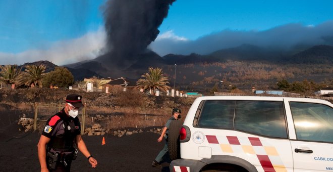 La nube de ceniza obliga a suspender vuelos en el aeropuerto de La Palma