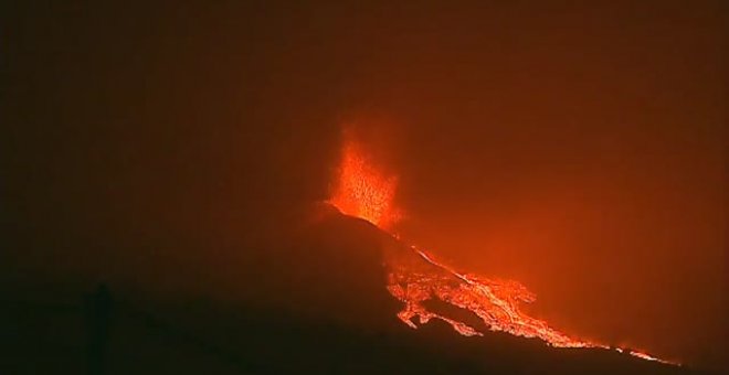 Aumenta la actividad del volcán con más lava empujando las coladas