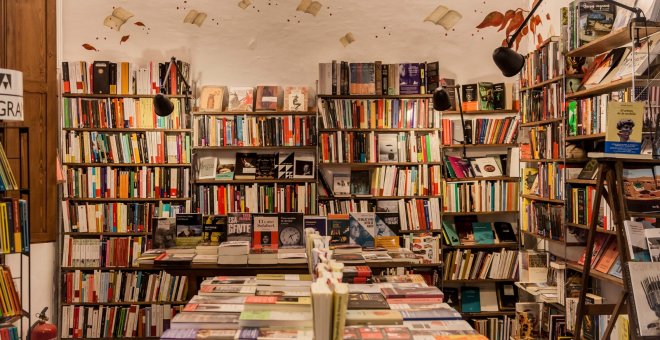 Un ladrón con gabardina y miles de euros en hurtos: el hombre que saca de quicio a las librerías de Barcelona