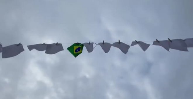 La ONG Río de Paz honra con 600 pañuelos blancos en Copacabana a las víctimas del Covid en Brasil