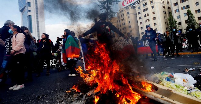 Una manifestación en Santiago de Chile pide la renuncia de Piñera por aparecer en los 'papeles de Pandora'