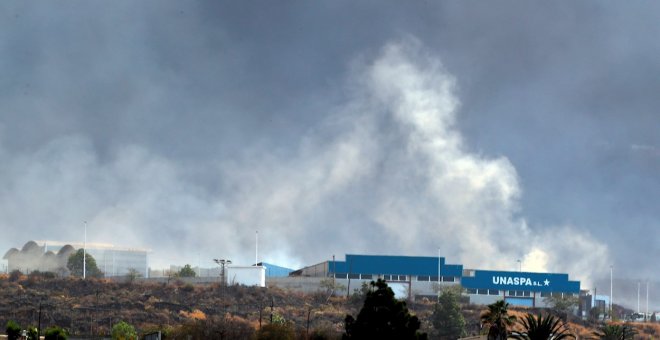 La colada de lava incendia una fábrica de cemento y obliga a confinar a cerca de 3.000 vecinos de La Palma