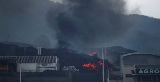 El avance de las coladas de lava provoca nuevos confinamientos y podría crear un nuevo delta lávico