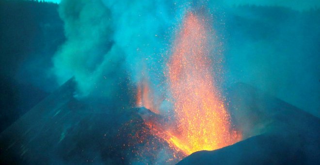 La lava en La Palma amenaza nuevas áreas en las que se ha evacuado a 800 personas