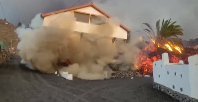 Impresionantes imágenes del derrumbe de una casa en La Palma