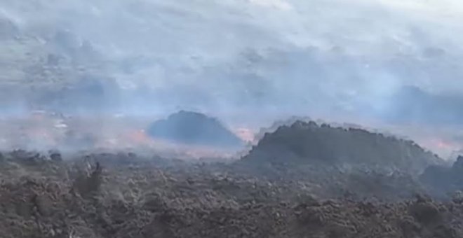 La colada norte avanza a lo ancho amenazando las casas de La laguna