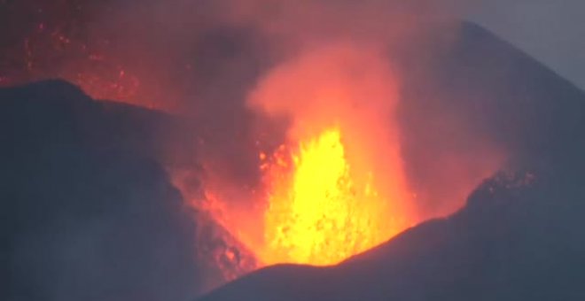 El volcán es hoy más explosivo y expulsa más cenizas