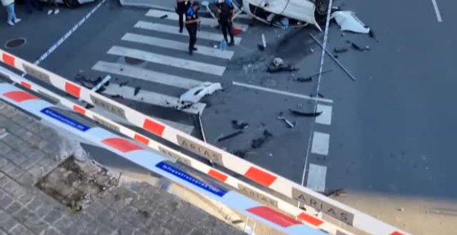 Cae un coche por un puente de ocho metros durante un pique con otro vehículo