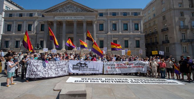 Las víctimas de Martín Villa se preparan para un largo proceso hasta poder verlo sentado en el banquillo en Argentina