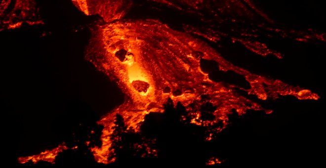 El volcán de La Palma sigue "en plena forma" tras casi un mes en erupción