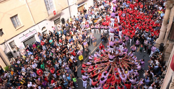 Els castells enfilen el camí cap a la normalitat en una diada de Santa Teresa del Vendrell sense límit de públic